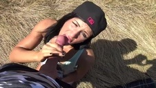 mamuśka dotyka cipeczkę młodej