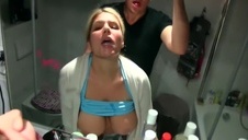 ostra blondyna porabia męża na jego oczach