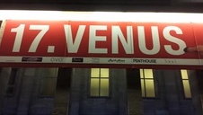 pod stołem się dzieje