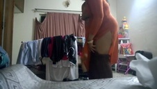 włożył w jej piękną cipę