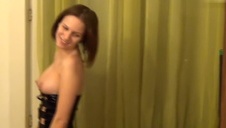 słodka niunia z dużymi cyckami pokazuje