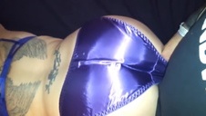 piękna blondyneczka obrabia mu kutasa