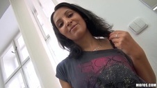 mocz spływa po jej ustach