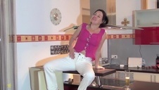 młoda żonka z kolbą kukurydzy w kuchni