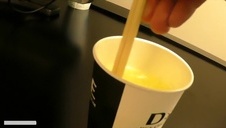 z dobrą czarnowłosą panią na kanapie