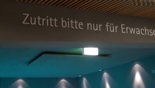 kutasek między piersiami krągłej ślicznotki