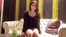 tajka zabawia się na łózku