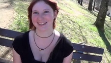 facet zapina chudą i seksowną niunię