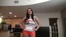 seksik z wytatuowaną czeszką w aucie