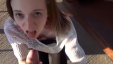 mąż oddaje swoją młodą żonę