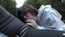 młoda suczka w niebieskich podkolanówkach siada na penisie