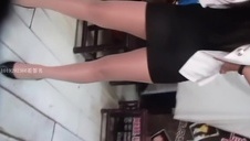 na kolanach obciąga murzynowi