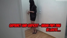 super brunetka klęczy i targa pałkę