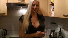 gorąc blondynka ma ładnie przystrzyżoną muszelkę