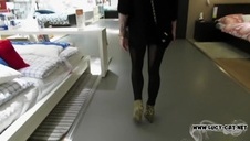 naga sprzedawczyni pozuje w sklepie