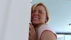 włożył penisa między jej stopy