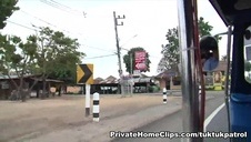 mamuśka demonstruje jak prawidłowo robi się minetkę