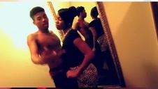 ściska jej dupsko i dobrze ją rucha