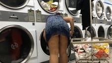 tatuś zapina ją od tyłu