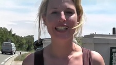 niunia leży na boczku i masturbuje się analnie