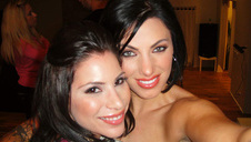 dwie blond panie pchają się na jego fiuta