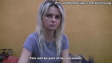 czekoladowa okularnica wypina swe krągłe poślady