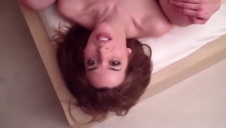 mała latynoska znakomicie ssie penisa