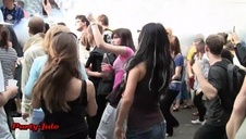 długonoga i seks analny na kanapie