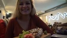 niezła dama zarzuca swymi wielkimi pośladkami