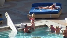 perwesyjne dziewczyny pijące mocz