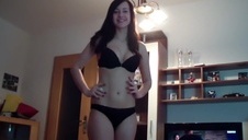 cycata dziewczyna dotyka swe zgrabne gorące ciałko