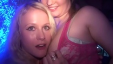 śliczna pani bawi się swymi cyckami