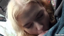 naga gimnazjalistka przywiązana do łóżka