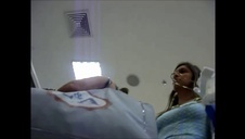 wkłada cały języczek do ust koleżanki