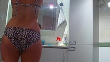 stary wkłada jej do buzi pałkę