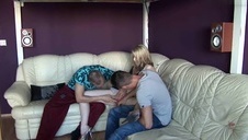 faceci wzięli laskę w obroty