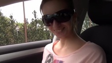 ma w swojej ogolonej cipce długiego członka