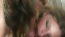 różowe majtki pod spódniczką