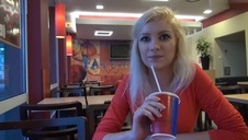 dobra mamcia z dużą dupcią chwyta się za pośladki i daje się wyruchać