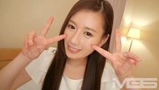 głębokie gardło szczupłej brunetki