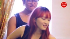 okularnica kręci ze swoim dildo