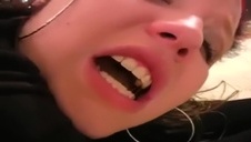 ociera się o biust blond kocicy