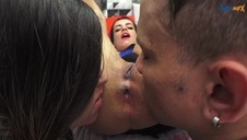 wchodzi w dupcię szczupłej brunetki