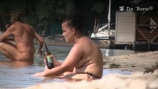 studentka w rajstopach wypina się przy stole bilardowym