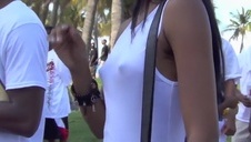 dojrzała mamuśka w ramionach młodszego mężczyzny