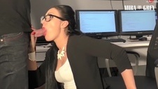 azjatka ze spermą na dzióbku