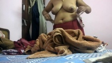 brunetka wsadza łapę w jej różową pipkę