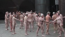 uśmiechnięta ze skarbami na wierzchu