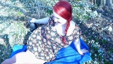 niedoświadczona nastolatka bawi się wibratorem