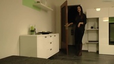 scarlet drze japę gdy czarny jon ostro zapina ją na stojaka od tyłu